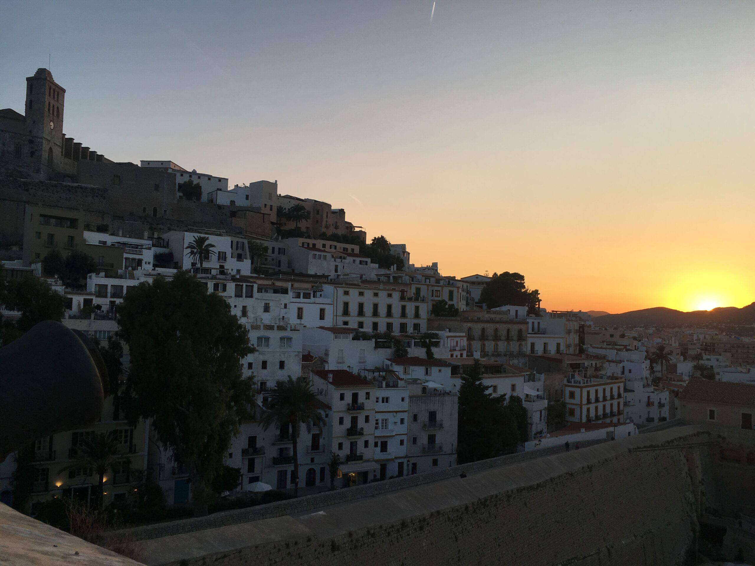 Atardecer desde sa penya en dalt vila